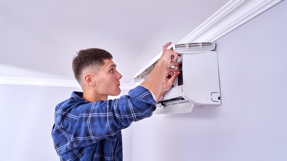 Técnico especializado instalando ar condicionado em Ubatuba - JD AR FRESCO E SEGURO